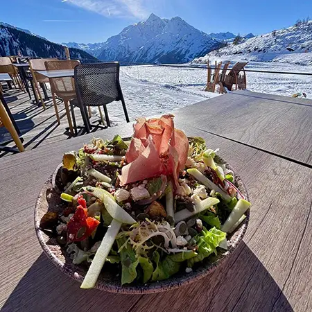 Une salade avec du fromage et de la charcuterie sur les pistes à La Rosière